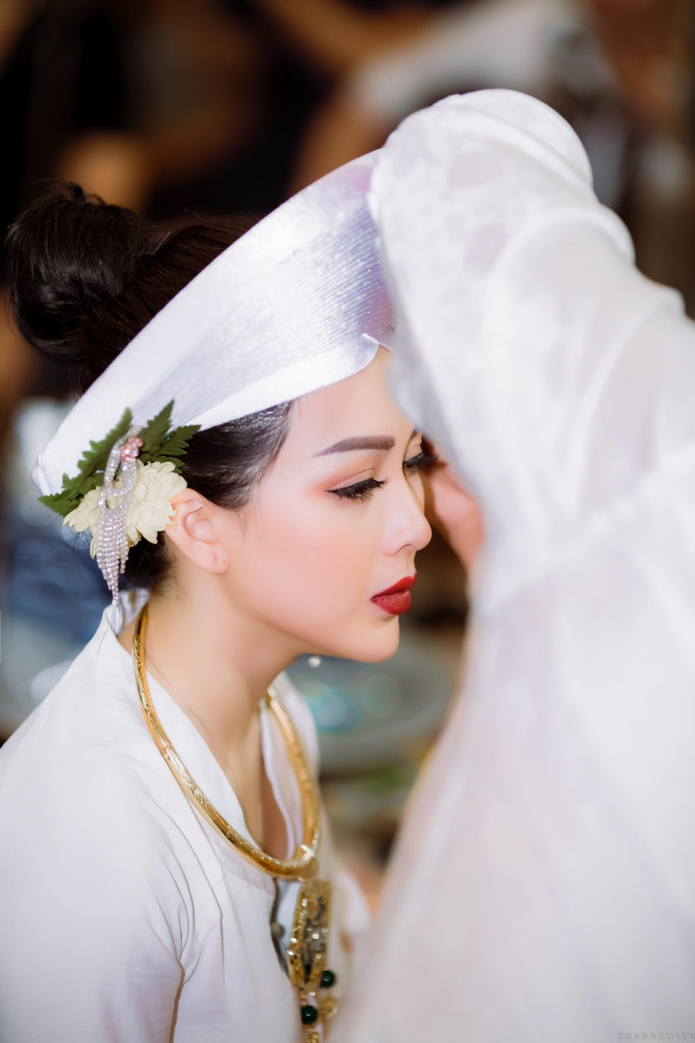 Khó ngờ nữ MC diễn viên này lại quá xinh đẹp khi hóa thân cô đồng - 1