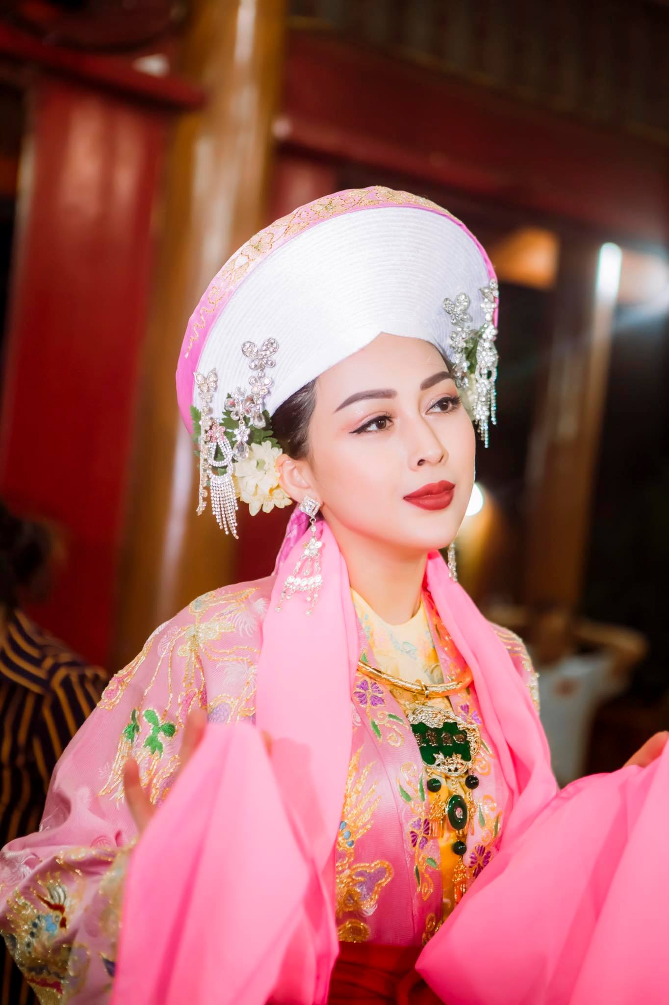 Khó ngờ nữ MC diễn viên này lại quá xinh đẹp khi hóa thân cô đồng - 2