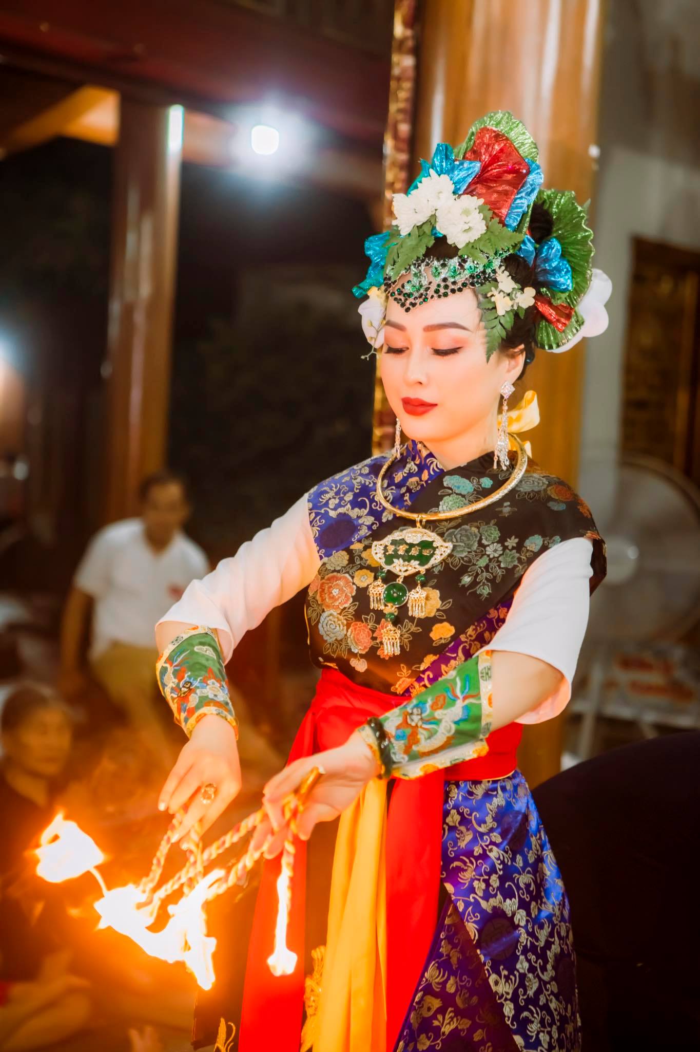 Khó ngờ nữ MC diễn viên này lại quá xinh đẹp khi hóa thân cô đồng - 3