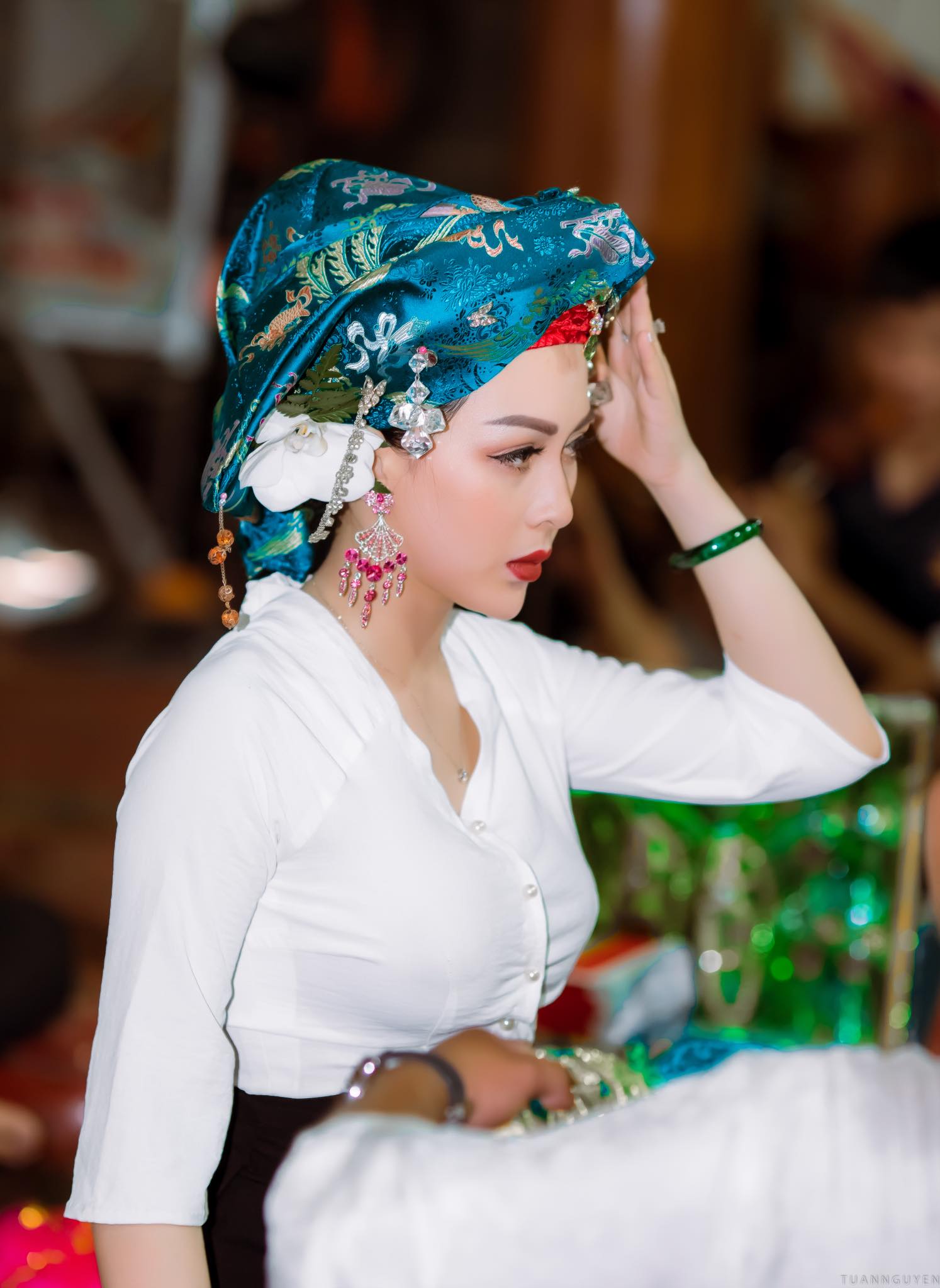 Khó ngờ nữ MC diễn viên này lại quá xinh đẹp khi hóa thân cô đồng - 6