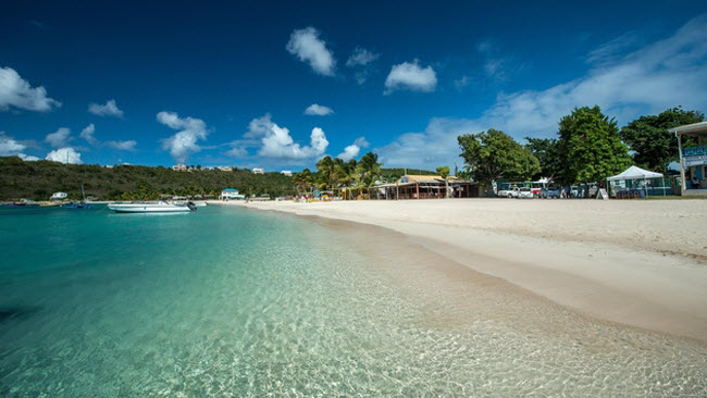 Anguilla: Hòn đảo này nổi tiếng với những bãi biển đẹp nhất vùng Caribbe cùng các khách sạn sang trọng. Trong khi thời tiết ấm áp quanh năm, mùa hè ở Anguilla đặc biệt hấp dẫn với du khách bình dân vì mức chi phí giảm xuống thấp nhất.