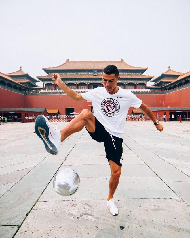 Ronaldo &#34;bùng cháy&#34; ở Trung Quốc: Ra mắt hoành tráng, triệu fan vỡ òa - 1
