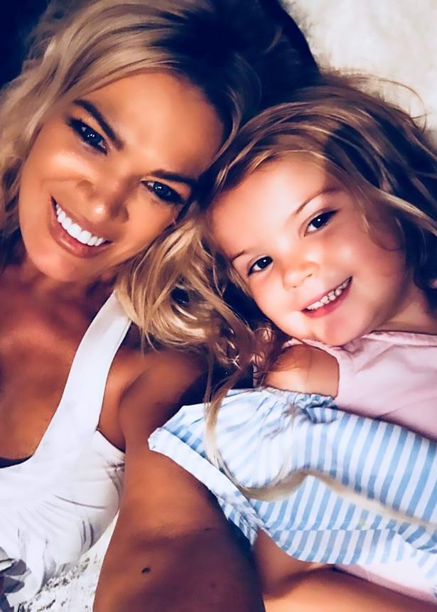 “Bà nội nóng bỏng nhất thế giới” muốn loại bỏ bộ ngực gợi cảm của mình - 2