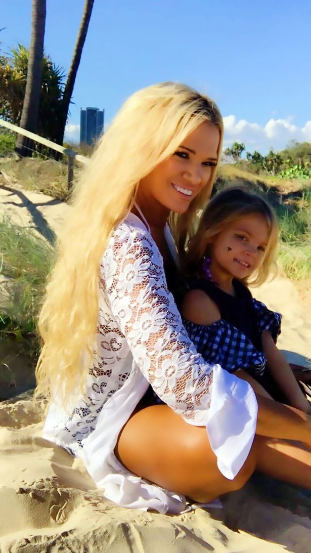 “Bà nội nóng bỏng nhất thế giới” muốn loại bỏ bộ ngực gợi cảm của mình - 3