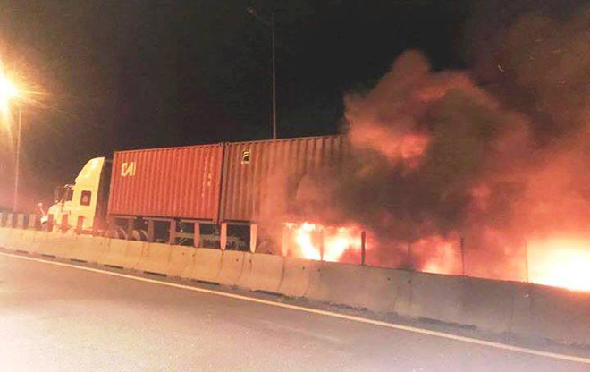 Xe khách bốc cháy sau cú tông kinh hoàng với xe container, 2 người thiệt mạng - 1