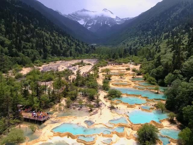 Thung lũng ”cổ tích” với hàng trăm hồ nước sắc màu ở Trung Quốc
