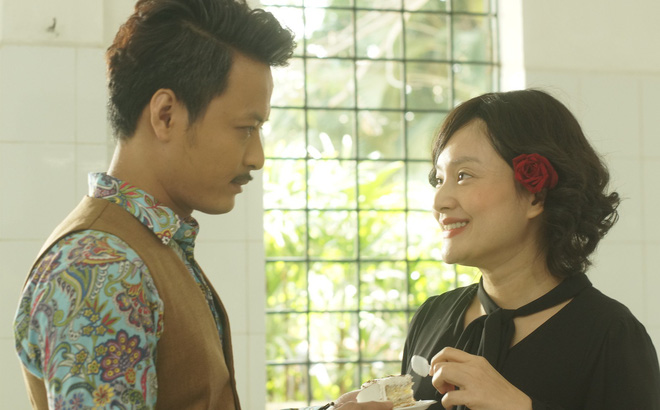 Lan Phương kể chuyện cho con bú ngay trên phim trường - 2