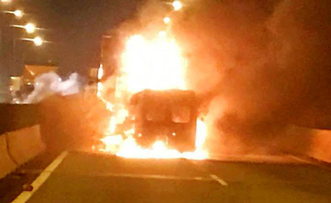 Vụ xe khách bốc cháy sau cú tông xe container: 