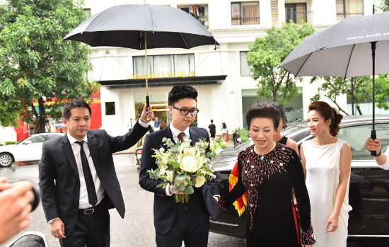 Á hậu Tú Anh rạng rỡ trong ngày lên xe hoa với chồng thiếu gia - 4