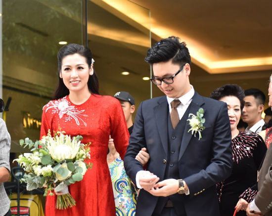 Á hậu Tú Anh rạng rỡ trong ngày lên xe hoa với chồng thiếu gia - 6