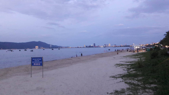 Tìm thấy bé gái người nước ngoài đi lạc 2km trong lúc tắm biển Đà Nẵng - 1