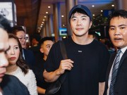 Hàng trăm fan hò reo, đập kính xe khi Kwon Sang Woo đến Sài Gòn lúc khuya