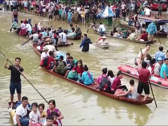Mưa lớn ở Hòa Bình, người dân chèo thuyền đông như trẩy hội trên QL6