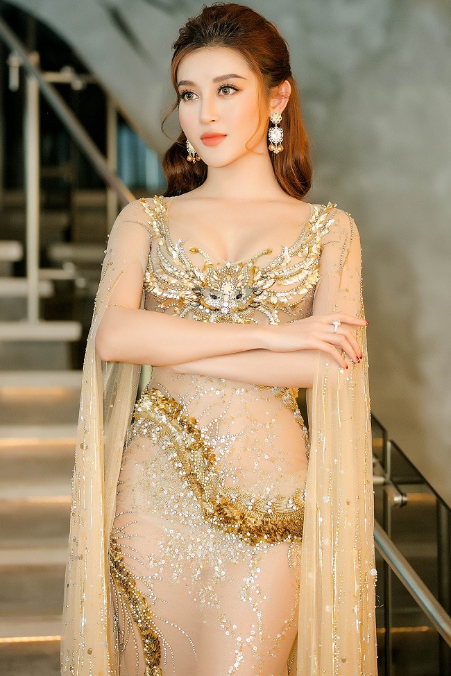 Á hậu là gương mặt được nhiều nhà thiết kế Việt mời trình diễn thời trang, đồng thời là đại sứ của nhiều thương hiệu.&nbsp;&nbsp;