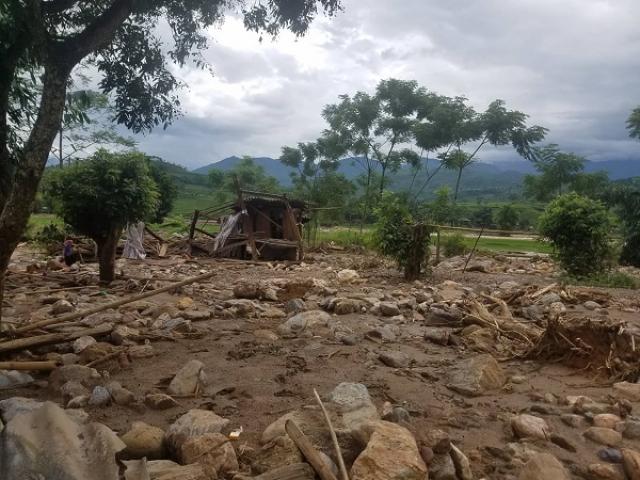 Tin tức trong ngày - Chuẩn bị đón dâu, lũ cuốn trôi toàn bộ nhà cửa, phông bạt