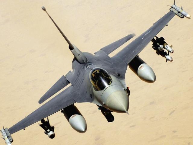 Thế giới - F-16 chặn máy bay “áp sát” sân golf của Tổng thống Trump