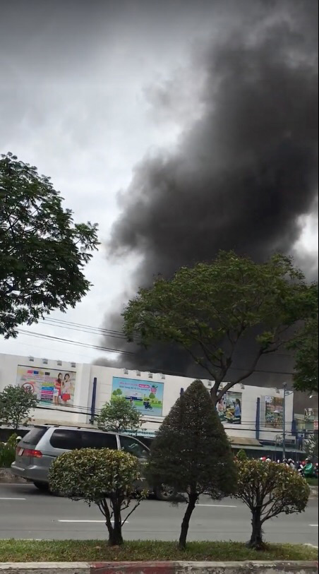 Cháy lớn cơ sở sản xuất sofa sát siêu thị Co.opmart ở Sài Gòn - 1