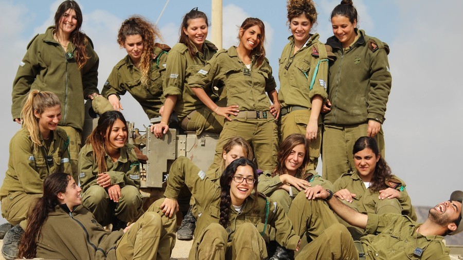 Nữ binh Israel phẫn nộ vì bị cấm cởi áo ngực kể cả lúc ngủ - 1