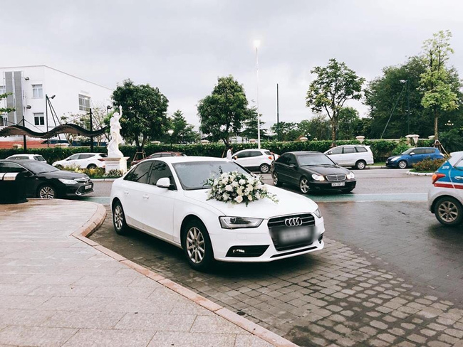 Xe hoa trong đám cưới thu hút chú ý vì vẻ sang trọng và trang nhã.