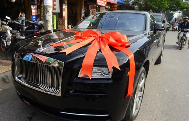 Dàn xe trong lễ rước dâu từ Hải Phòng về nhà trai ở Hà Nội cũng gồm nhiều siêu xe đắt đỏ.