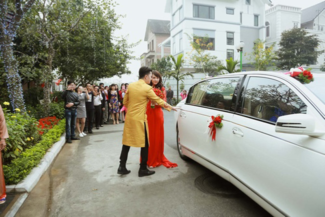 Siêu xe rước dâu của Nam Cường làm tăng thêm không khí trang trọng cho tiệc cưới.