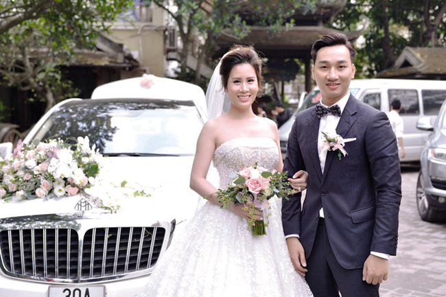 Trong đám cưới lần hai, MC Thành Trung đã dùng hẳn siêu xe Maybach có giá hơn 20 tỷ làm xe hoa đón dâu.
