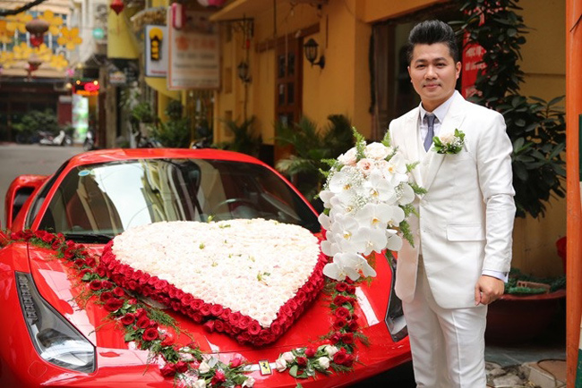 Trong ngày cưới, nam ca sĩ Lâm Vũ được người bạn là Tuấn Hưng mang cả xe hơi 16 tỷ đồng của mình từ Hà Nội vào T.P HCM để bạn đi đón dâu.