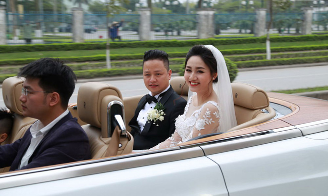Á hậu Hoàn vũ Việt Nam 2015 Ngô Trà My gây chú ý với đám cưới vào giữa tháng 3.2016. Người đẹp lên xe hoa với ông xã giàu có là doanh nhân Lê Hoàn. Hai người hơn kém nhau 13 tuổi, được nhận xét là cặp trai tài gái sắc.