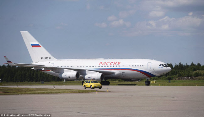 Ông Putin mới đây đã di chuyển tới Phần Lan để tham dự hội nghị thượng đỉnh với Tổng thống Mỹ Donald Trump bằng chiếc chuyên cơ IL-96-300PU có trị giá 500 triệu USD. Nó được phủ một lớp sơn đặc biệt giúp khó bị radar phát hiện.