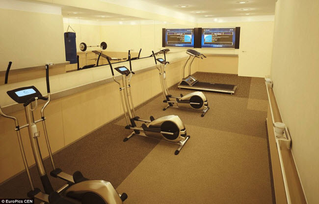 Ông Putin có thể giữ thói quen thể dục hằng ngày trong phòng tập&nbsp;gym ngay trên máy bay riêng.