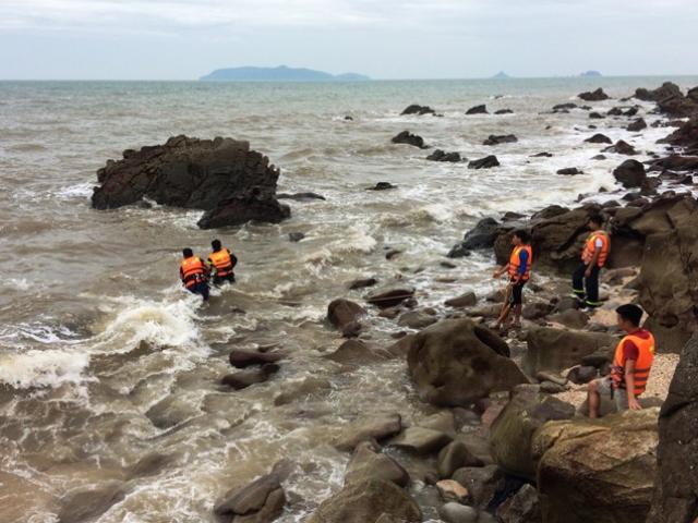 Tắm biển sau bão, 2 du khách chết và mất tích