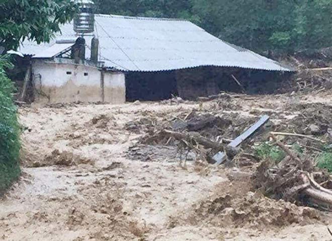 Ám ảnh cảnh chồng ngẩn ngơ kiếm tìm vợ con bị chôn vùi trong đất đá - 3