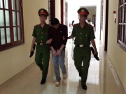 Pháp luật - Bé gái 11 tuổi sinh con sau khi cho bạn chăn dê &quot;yêu&quot; hàng chục lần