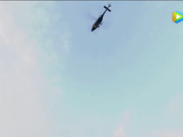 Thành Long U70 đu dây từ trực thăng xuống sân khấu khiến fan sửng sốt