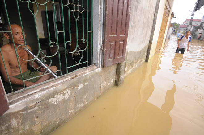 Ngập lụt ở Hà Nội: Cả nhà phải lên thuyền sống - 6