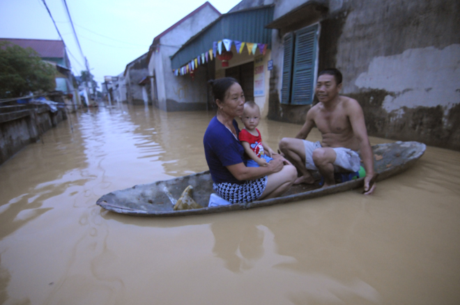 Ngập lụt ở Hà Nội: Cả nhà phải lên thuyền sống - 7