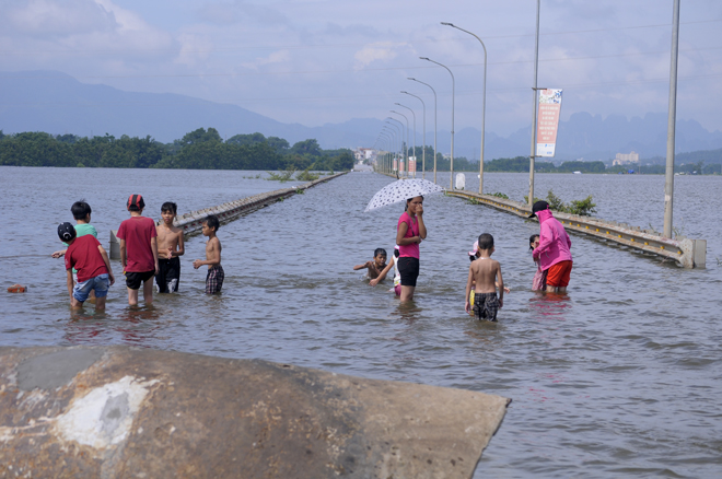 Ngập lụt ở Hà Nội: Cả nhà phải lên thuyền sống - 12