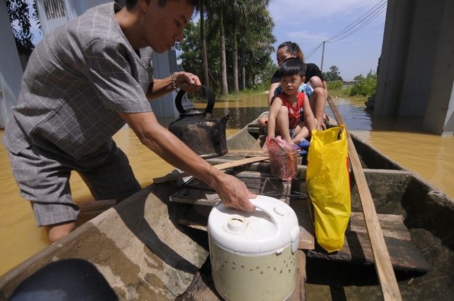 Ngập lụt ở Hà Nội: Cả nhà phải lên thuyền sống - 8