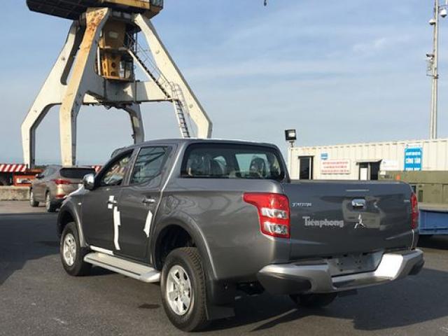 Thị trường - Tiêu dùng - Ô tô miễn thuế "đổ bộ" về Việt Nam, tập kết kín cảng chờ lăn bánh