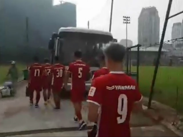 U23 Việt Nam tập buổi đầu: Công Phượng mặc áo lạ, Văn Toàn tóc như Pogba