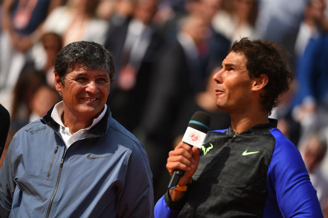 Tennis-24-7-Chu-chau-Nadal-nem-da-dong-ho-dem-nguoc-o-US-Open-ten-1a-1532345549-922-width660height439.jpg