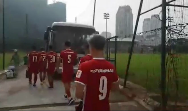 U23 Việt Nam tập buổi đầu: Công Phượng mặc áo lạ, Văn Toàn tóc như Pogba - 1