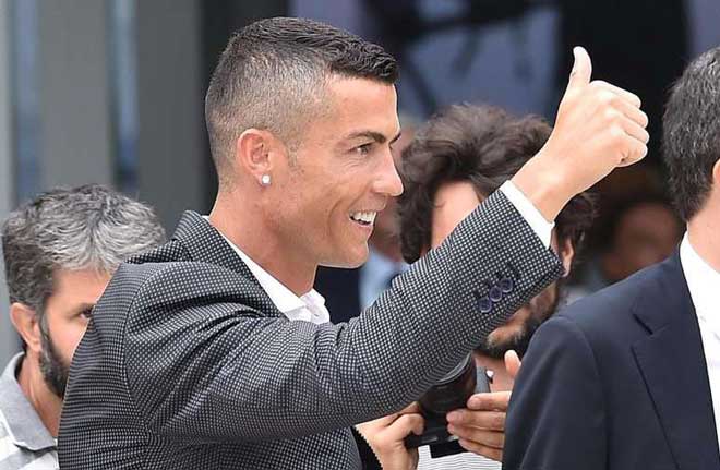 Bất ngờ trận Ronaldo ra mắt Juventus: “Đá phủi” trên sân bóng làng - 1
