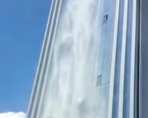 Thác nước cao nhất thế giới gây kinh ngạc ở tòa nhà chọc trời TQ - 2