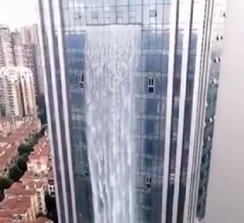 Thác nước cao nhất thế giới gây kinh ngạc ở tòa nhà chọc trời TQ - 1