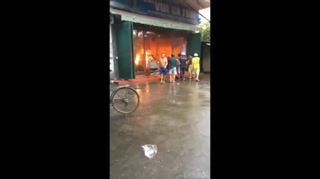 Cúng xe mới mua cháy luôn cả xe, gia chủ vật vã kéo ô tô ra khỏi nhà