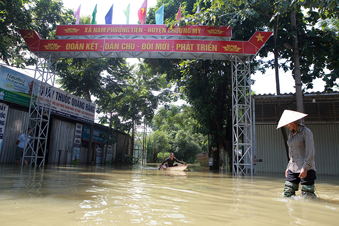 Cảnh khó tin ở Hà Nội: Tạnh mưa 3 ngày, nước vẫn ngập ngang người - 1