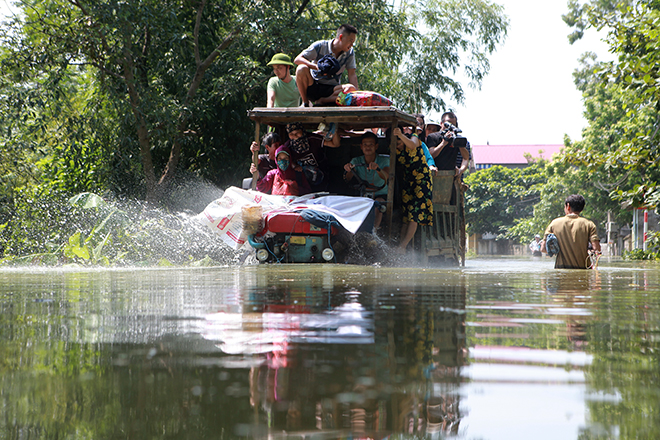 Cảnh khó tin ở Hà Nội: Tạnh mưa 3 ngày, nước vẫn ngập ngang người - 4