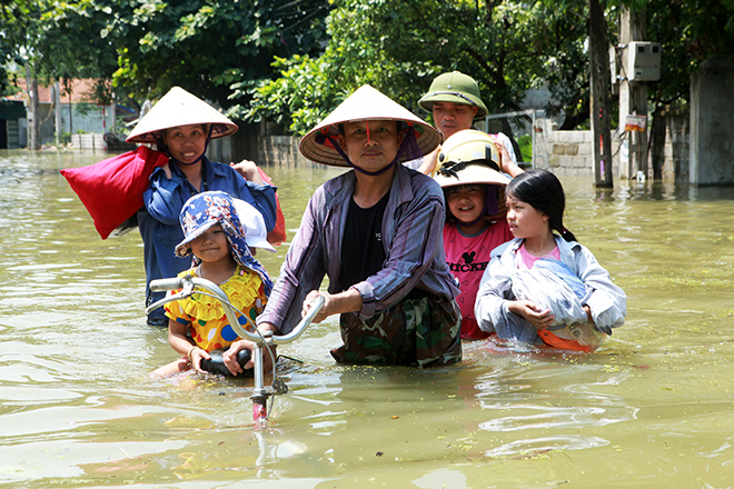 Cảnh khó tin ở Hà Nội: Tạnh mưa 3 ngày, nước vẫn ngập ngang người - 5