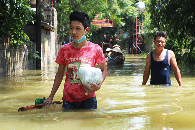 Cảnh khó tin ở Hà Nội: Tạnh mưa 3 ngày, nước vẫn ngập ngang người - 3